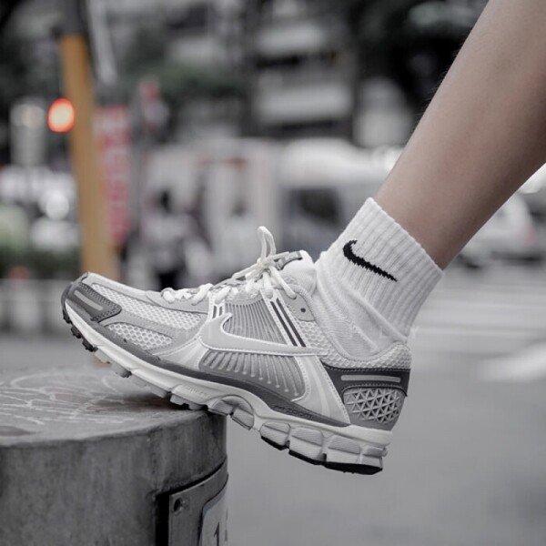 오픈마켓 우리들쇼핑,나이키 우먼스 에어 줌 보메로 5 퓨어 플래티넘 운동화 FD9919-001/NIKE